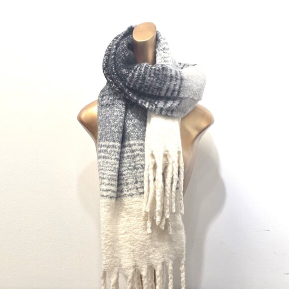💖💖Cozy Fall Scarf - Soft Grey & Ivory - Picture 1 of 1